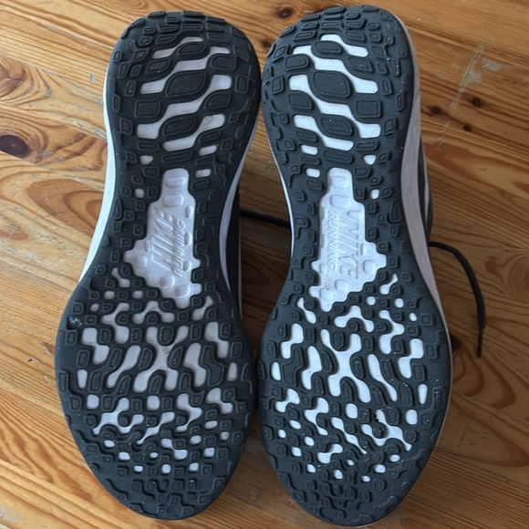 Nike Men's Gray Running Shoes - Picture 6 of 6